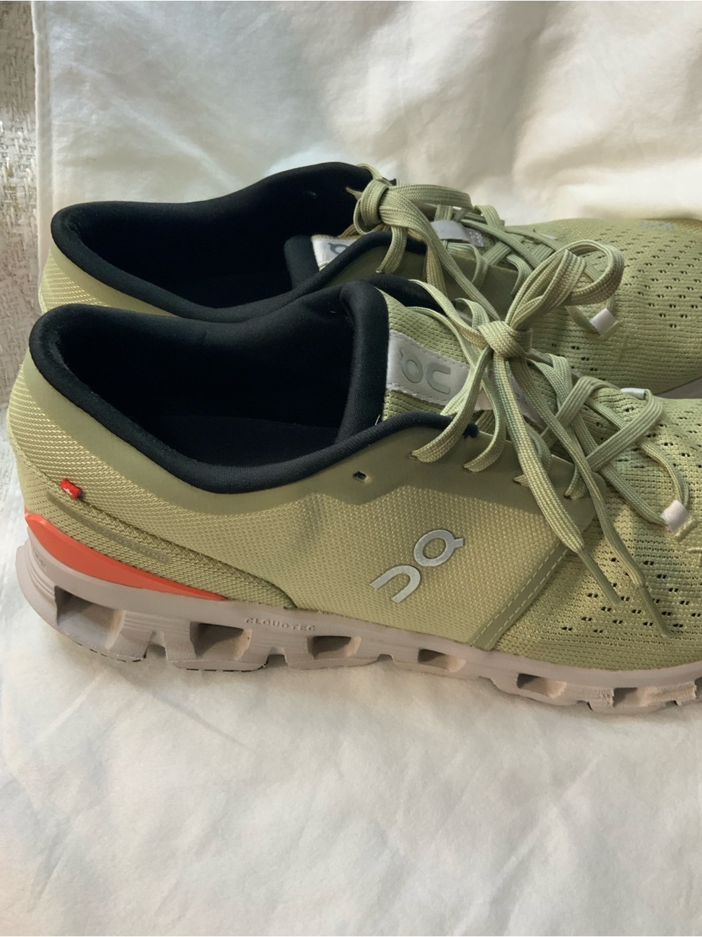 On Running Men’s Pale Green Breathable Lace-Up Running Shoes - Picture 2 of 8